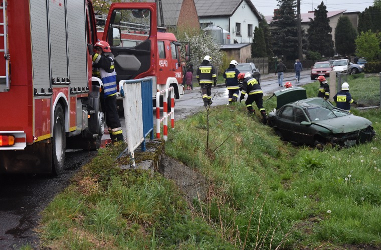 Budy: Opel dachował, dwie osoby w szpitalu - Zdjęcie główne