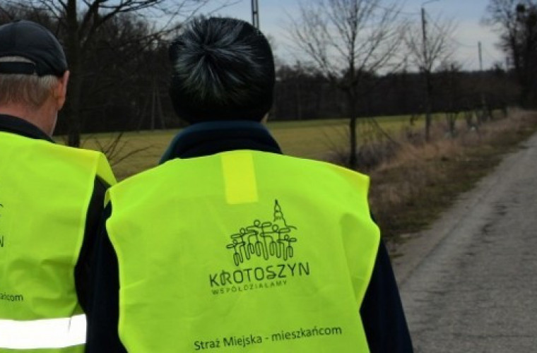 Krotoszyn. Strażnicy miejscy rozdają kamizelki - Zdjęcie główne