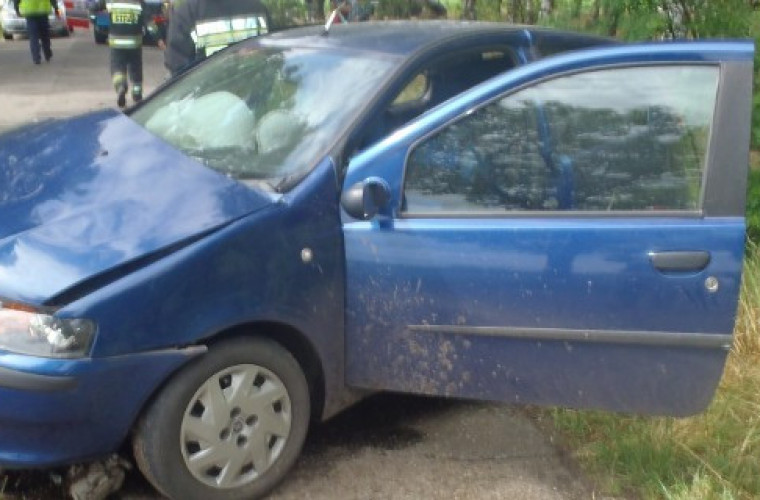 Wypadek w Zdunach. Kierowca uderzył w drzewo.  - Zdjęcie główne