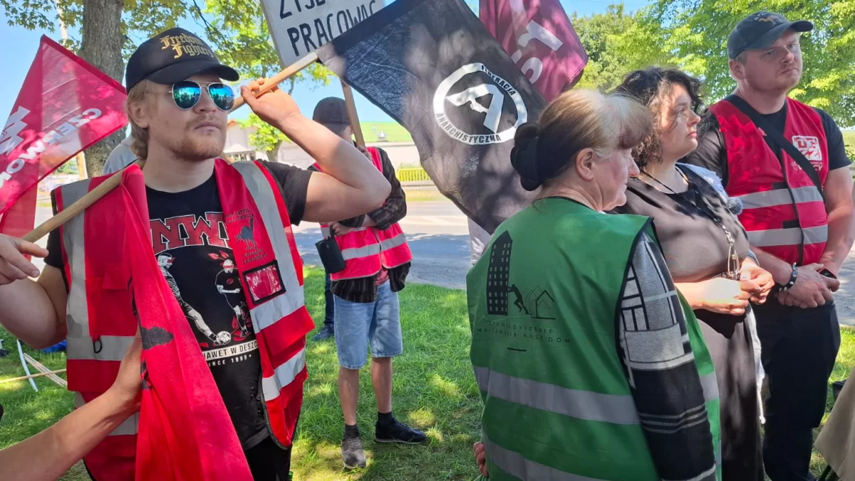 Trwa protest pod siedzibą Dino. Są namioty i transparenty [ZDJĘCIA]