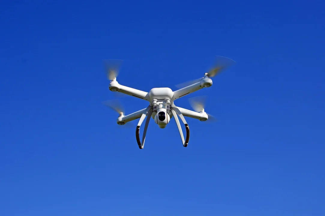 Planujesz kupno drona? Zobacz, na jakich zasadach możesz go używać. Czy można latać nad posesją sąsiada? - Zdjęcie główne