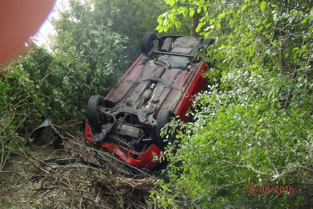 Wypadek w Baszkowie. Samochód uderzył w drzewo - Zdjęcie główne