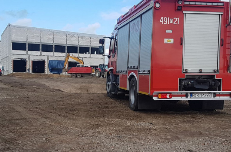 Wałków. Wypadek na placu budowy. Mężczyzna spadł z kilkunastu metrów [ZDJĘCIA] - Zdjęcie główne