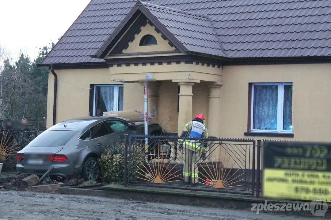 Luksusowym audi wjechał w dom. Nie chciał dmuchać w alkomat  - Zdjęcie główne