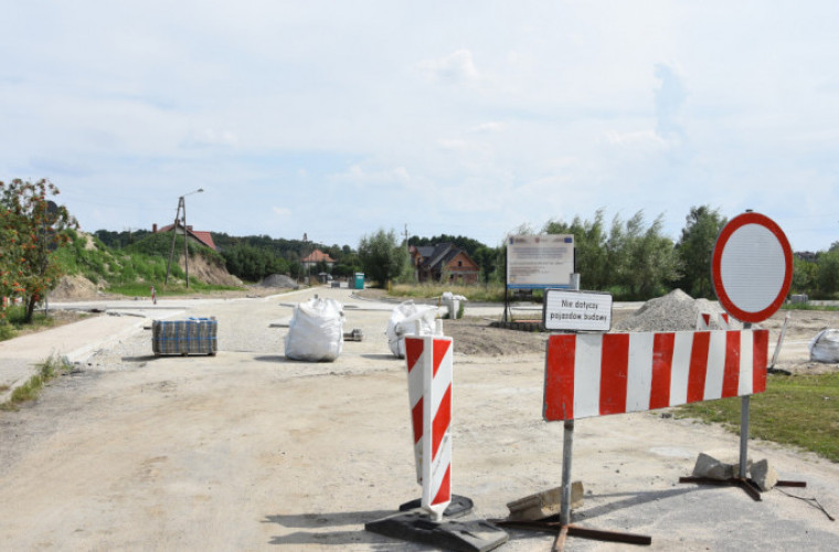 Coraz bliżej zakończenia budowy pierwszego ronda w Zdunach [FOTO] - Zdjęcie główne