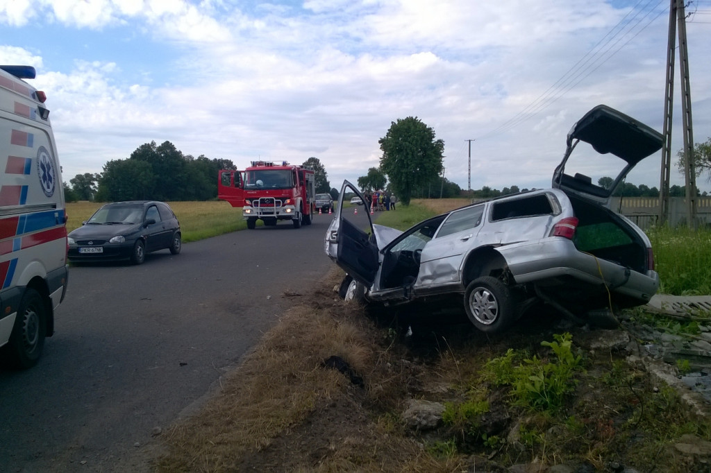 Wypadek w Roszkach. Dwie osoby ranne [ZDJĘCIA] - Zdjęcie główne