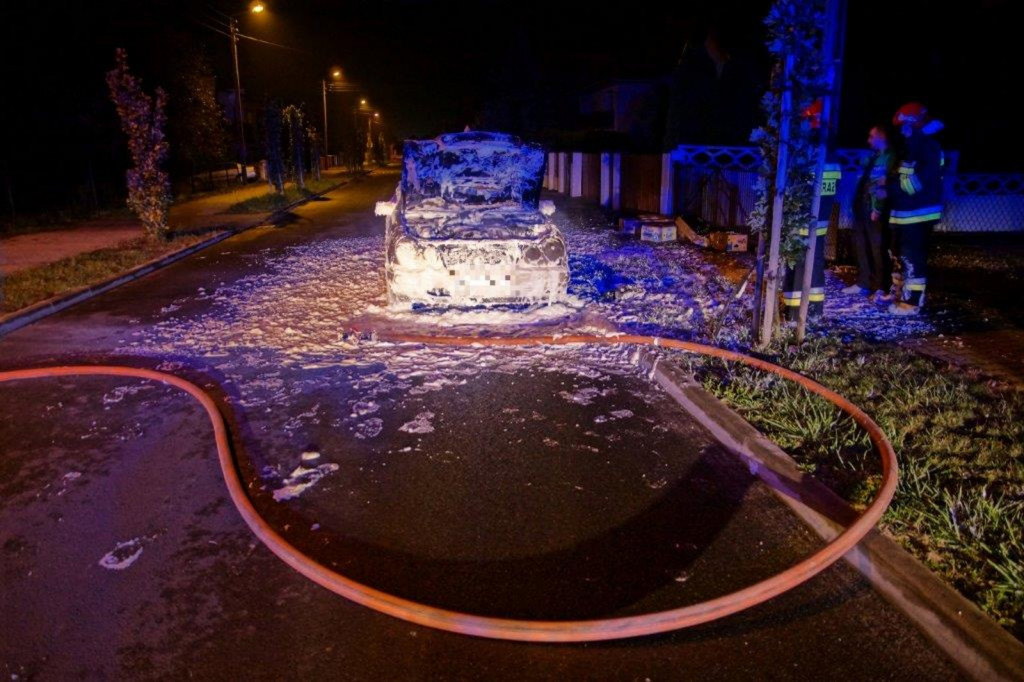 Krotoszyn. Spłonął samochód osobowy [FOTO] - Zdjęcie główne