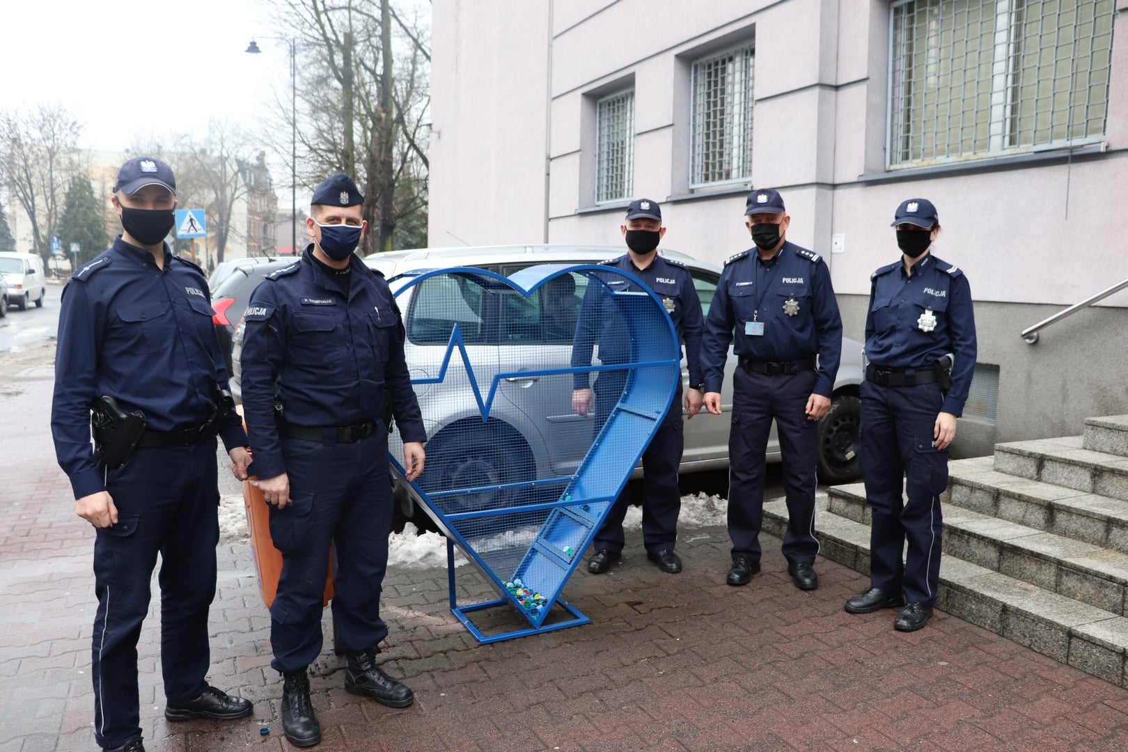 Krotoszyn. Policjanci zebrali pieniądze i postawili serce [ZDJĘCIA] - Zdjęcie główne