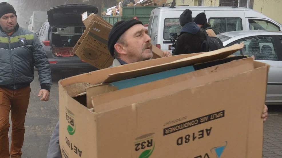 Żychlewo. Pierwsza partia makulatury, nakrętek, puszek i zużytych baterii zebranych dla Zuzi trafiła do Smogorzewa, do dziadków chorej dziewczynki. Mieszkańcy Żychlewa nie mają jednak zamiaru na tym poprzestać i chcą regularnie zbierać odpady, aby pomóc w zebraniu 9,5 mln złotych na terapię genową