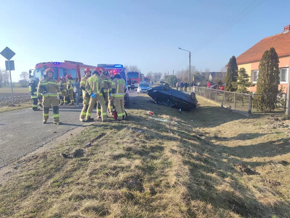 Gm. Koźmin Wlkp. Samochód dachował. Kierująca była pod wpływem alkoholu - Zdjęcie główne