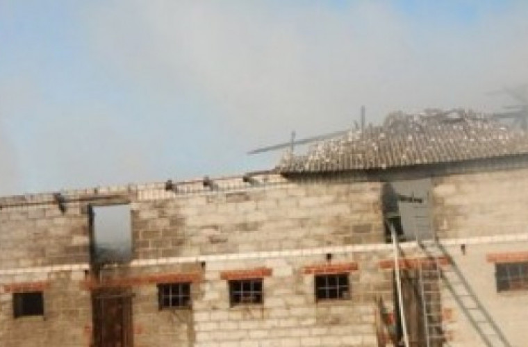 Groźny pożar w gospodarstwie. Spłonęło 500 balotów  - Zdjęcie główne