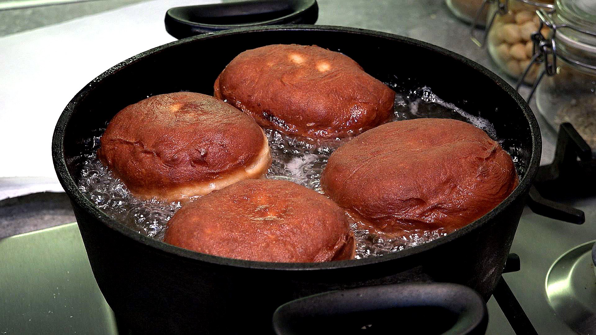 Hotka i Kuba przygotowują domowe pączki