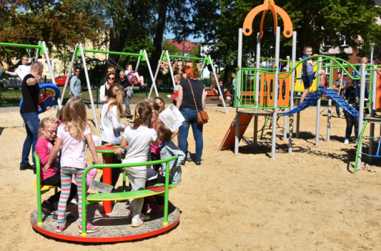 Krotoszyn. Burmistrz z dziećmi na placu zabaw [ZDJĘCIA] - Zdjęcie główne
