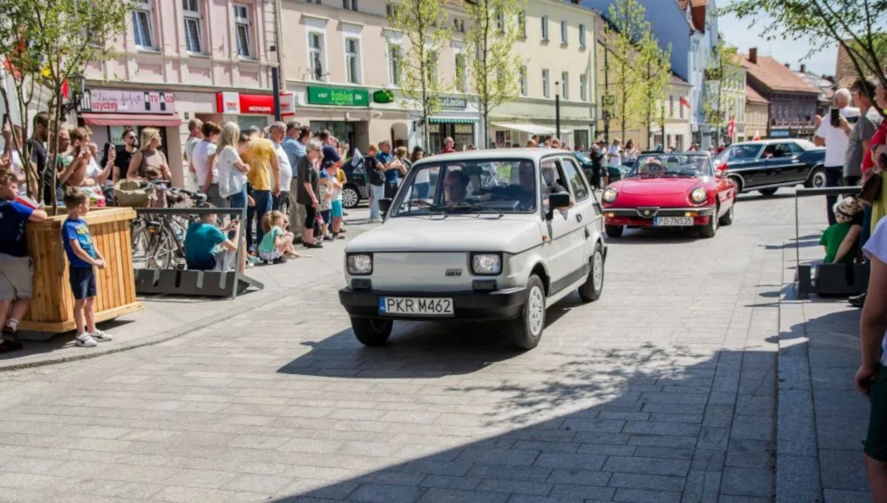 Parada zabytkowych pojazdów w Jarocinie. Byli także krotoszynianie [ZDJĘCIA] - Zdjęcie główne