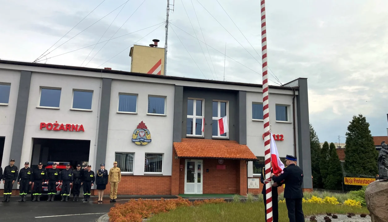Krotoszyńscy strażacy uczcili Dzień Flagi [ZDJĘCIA] - Zdjęcie główne