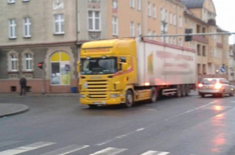 Krotoszyn. Ciężarówka zablokowała skrzyżowanie! [ZDJĘCIA] - Zdjęcie główne