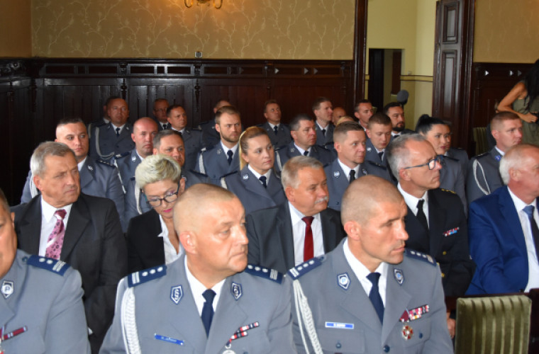 Święto policji w Krotoszynie. Nagrody i awanse dla najlepszych [ZDJĘCIA I FILM] - Zdjęcie główne