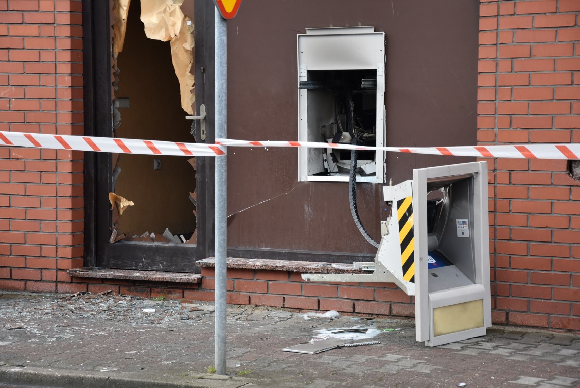 Zduny. Złodzieje wysadzili bankomat. Urządzenie stanęło w ogniu [ZDJĘCIA] - Zdjęcie główne