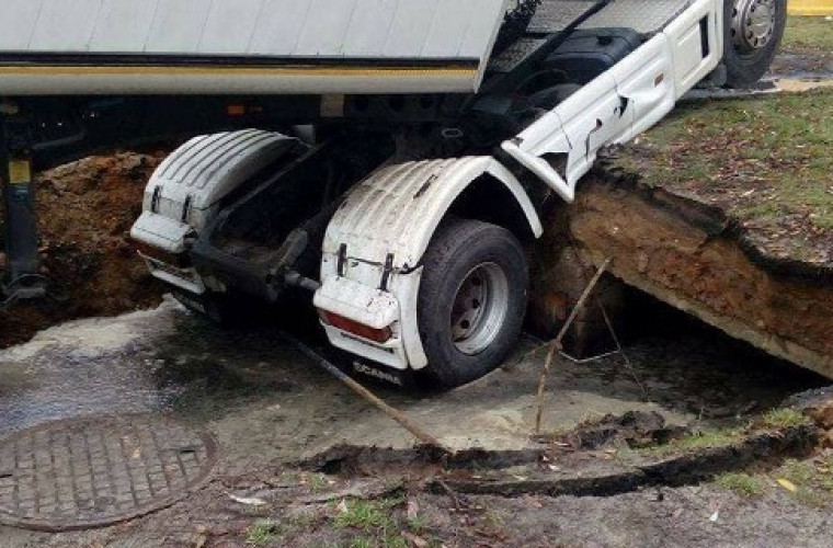 Krotoszyn. Ciężarówka zarwała płyty i wpadła do szamba [FOTO] - Zdjęcie główne