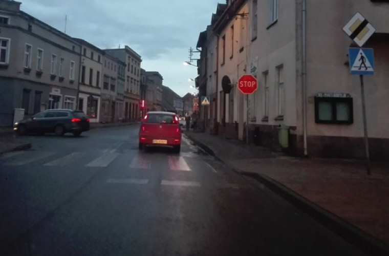 Nie będzie sygnalizacji świetlnej w obrębie skrzyżowania ulic: Krotoszyńskiej i Wolności w Kobylinie. - Zdjęcie główne