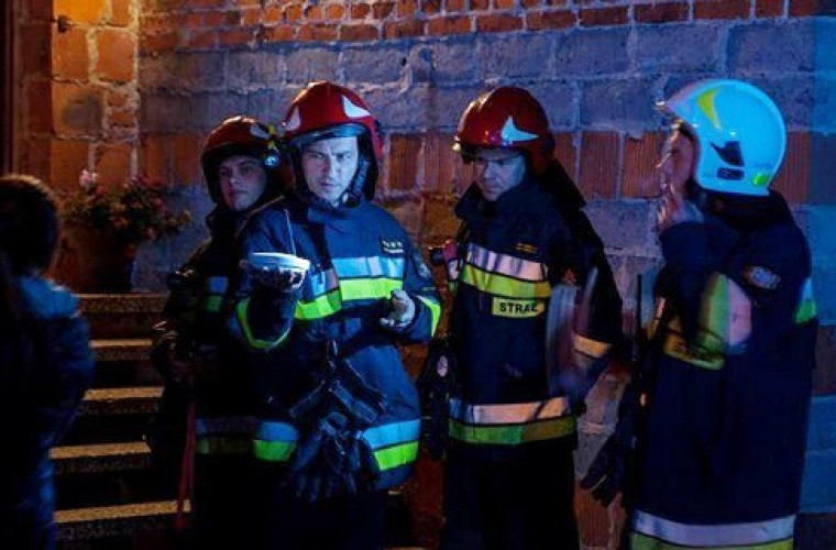Nowa Obra. Ewakuacja mieszkańców, strażacy w akcji [FOTO] - Zdjęcie główne