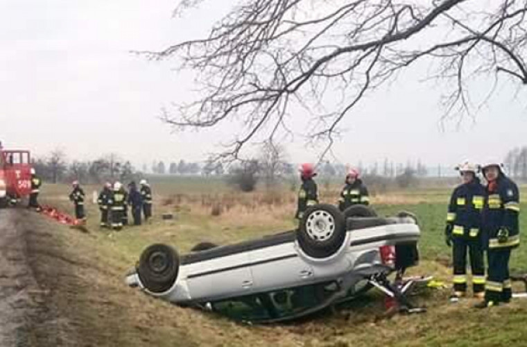 Dwie osoby trafiły do szpitala po wypadku w Zdunach [FOTO] - Zdjęcie główne