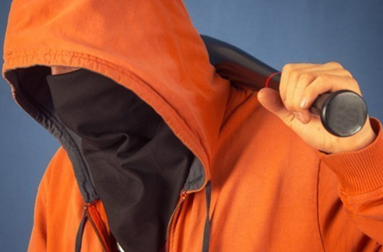 Krotoszyn. 25-latek biegał z kijem po mieście. Niszczył budynki, znaki i samochód - Zdjęcie główne