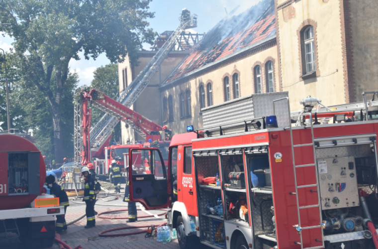 Krotoszyn. Hufiec, szkoła muzyczna i PCPR w ogniu. Ucierpiał strażak. [DUŻO ZDJĘĆ] - Zdjęcie główne