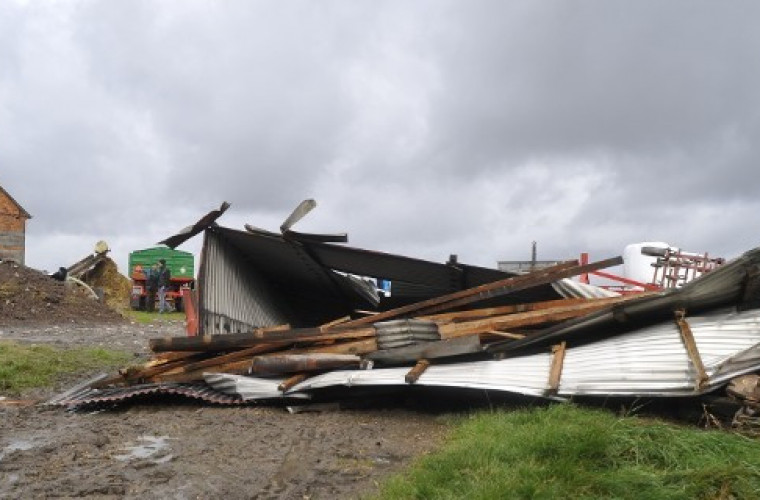 Ranni. Zerwane dachy. Ogromne straty.  - Zdjęcie główne