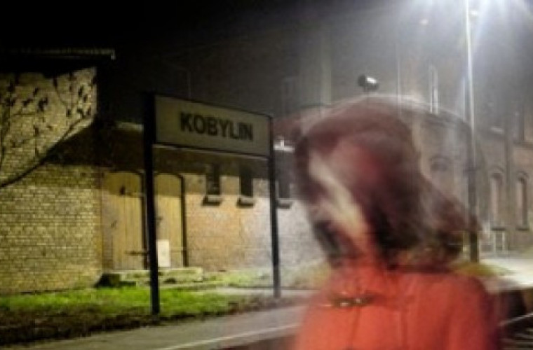 Dziewczynka w czerwonym płaszczyku nawiedza Kobylin. - Zdjęcie główne