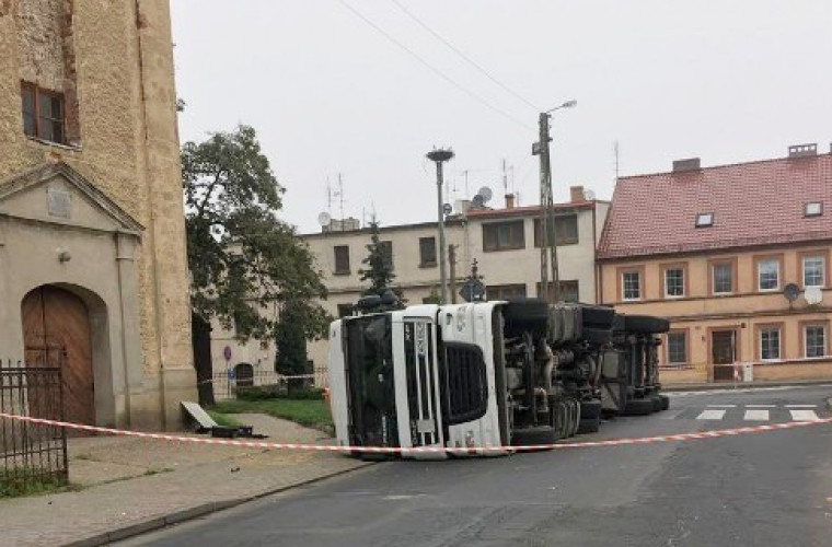 Zduny. Ciężarówka przewróciła się w centrum. Krajówka zablokowana - Zdjęcie główne