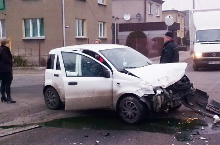 Zderzenie dwóch aut. Jedna osoba w szpitalu [ZDJĘCIA] - Zdjęcie główne