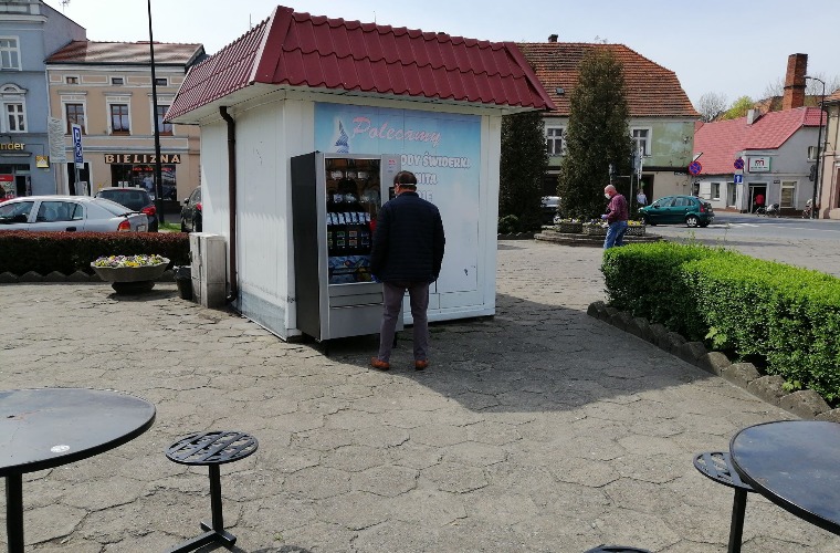 Automaty z maseczkami i rękawiczkami w Koźminie Wlkp. [FOTO] - Zdjęcie główne