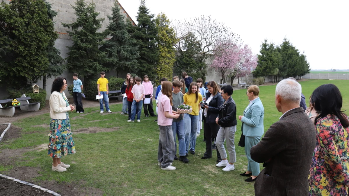 Z małej kropli powstało coś wielkiego. Uczniowie stworzyli deszczowy ogród przy szkole [ZDJĘCIA]