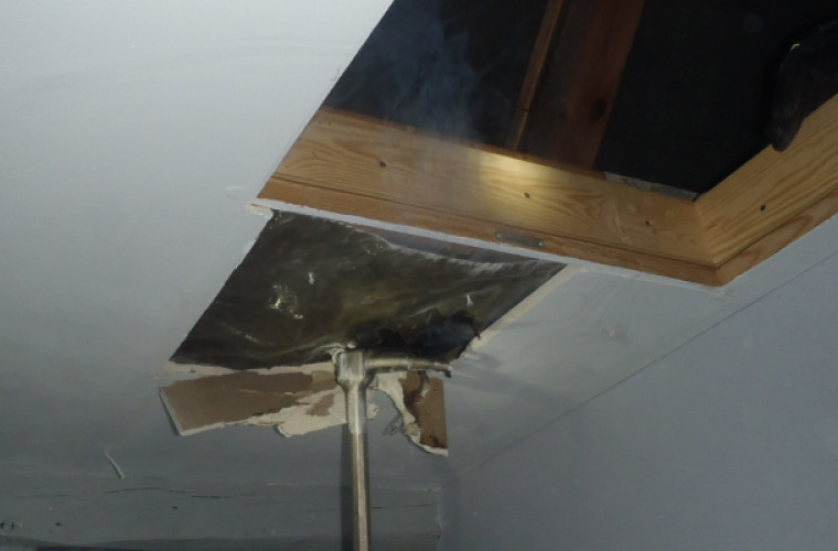 Pożar instalacji elektrycznej w domu jednorodzinnym. Właściciel uratował rodzinę i budynek [FOTO] - Zdjęcie główne