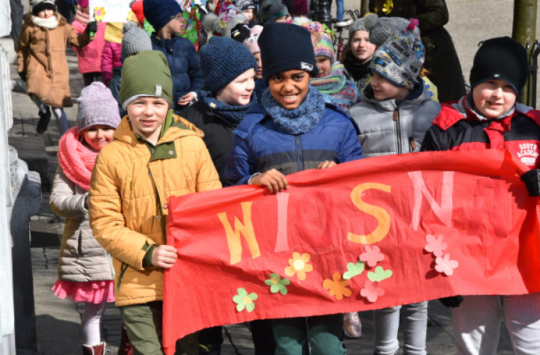 Uczniowie witali wiosnę. Przy minusowej temperaturze - Zdjęcie główne