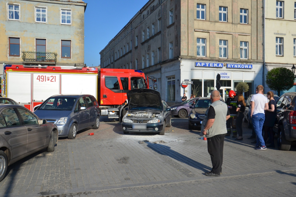 Krotoszyn. Pożar samochodu na Rynku [ZDJĘCIA] - Zdjęcie główne