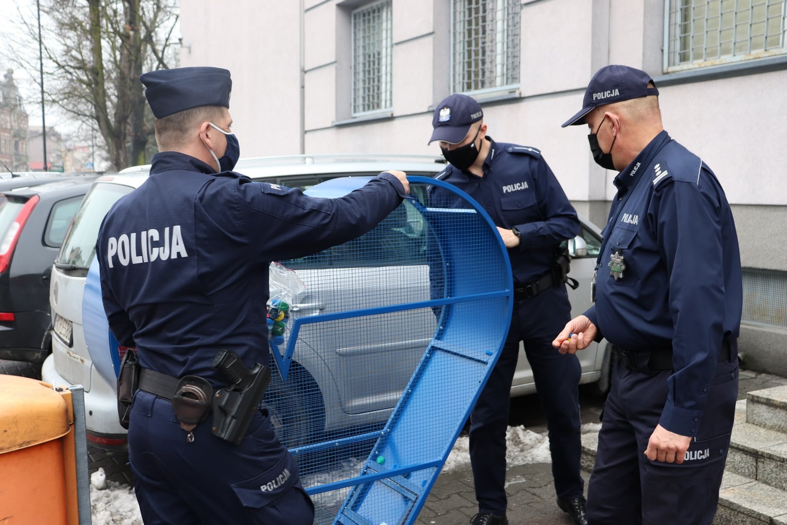 Metalowe serce na nakrętki stanęło przed komendą policji w Krotoszynie