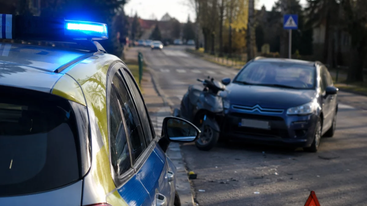 Wypadek w Krotoszynie. 12-latek na skuterze zderzył się z autem