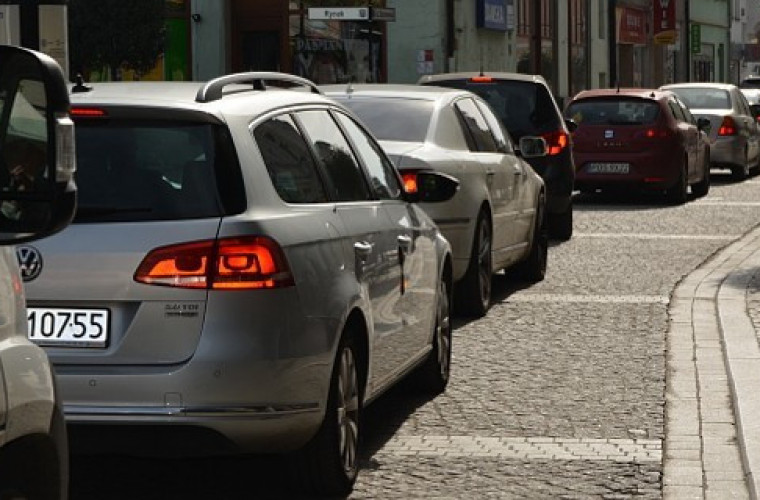 Krotoszyn: Samochody jadą przez rynek. "Co się dzieje?". - Zdjęcie główne