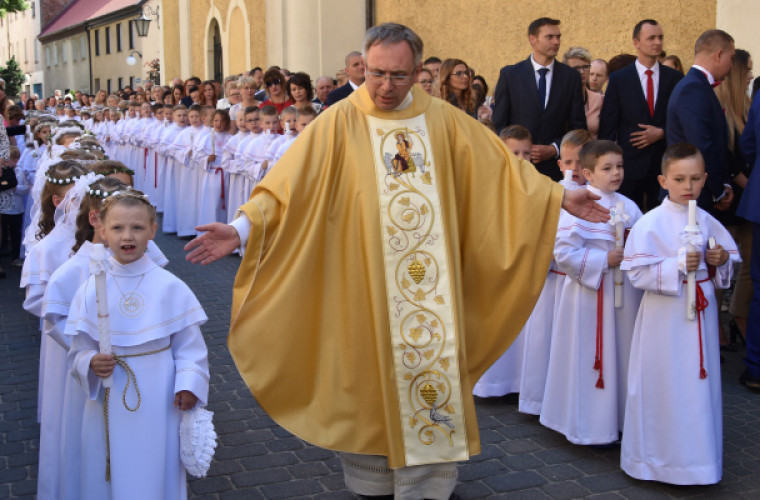Pierwsza Komunia Święta w kościele Piotra i Pawła. [ZDJĘCIA] - Zdjęcie główne