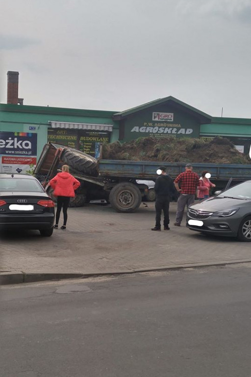 Wypadek ciągnika w Rozdrażewie - Zdjęcie główne