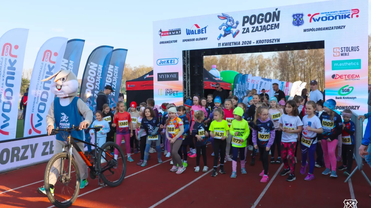 Setki osób goniły zająca w Krotoszynie. Nocny bieg przyciągnął tłumy [ZDJĘCIA]