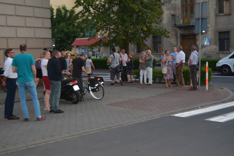 Krotoszynianie protestowali pod sądem. "Trzy razy weto!". [ZDJĘCIA] - Zdjęcie główne