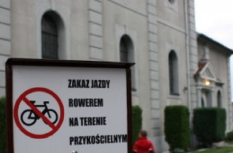 Zakaz jazdy rowerem wokół kościoła w Sulmierzycach - Zdjęcie główne