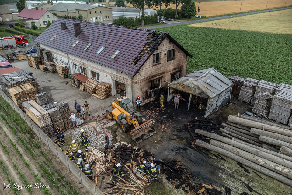 Gm. Koźmin Wlkp. Ponad 6 godzin walczyli z pożarem stolarni [ZDJĘCIA] - Zdjęcie główne