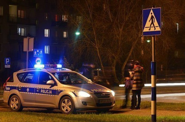 Krotoszyn. Policyjne radiowozy jeżdżą po mieście i migają światłami - Zdjęcie główne
