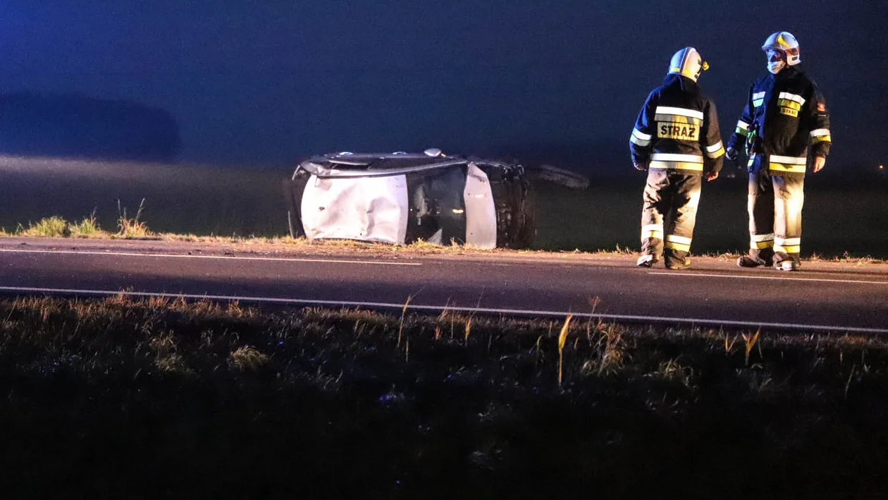 Dachowanie i kolizja trzech samochodów w ciągu jednej godziny - Zdjęcie główne