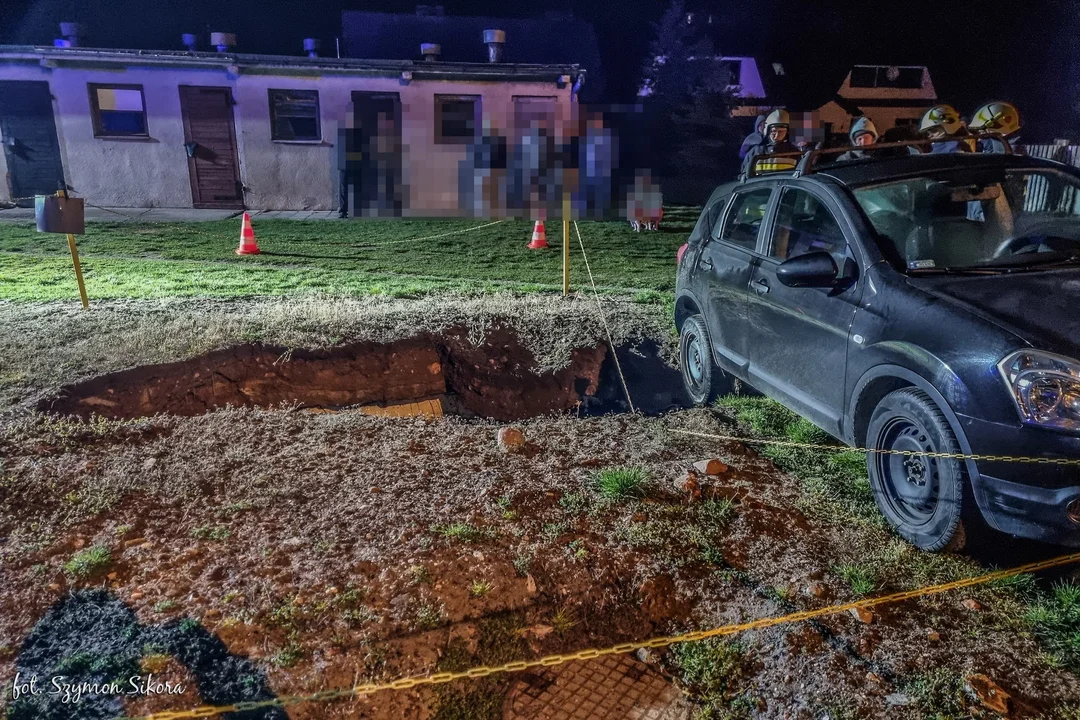 Auto zsunęło się do szamba