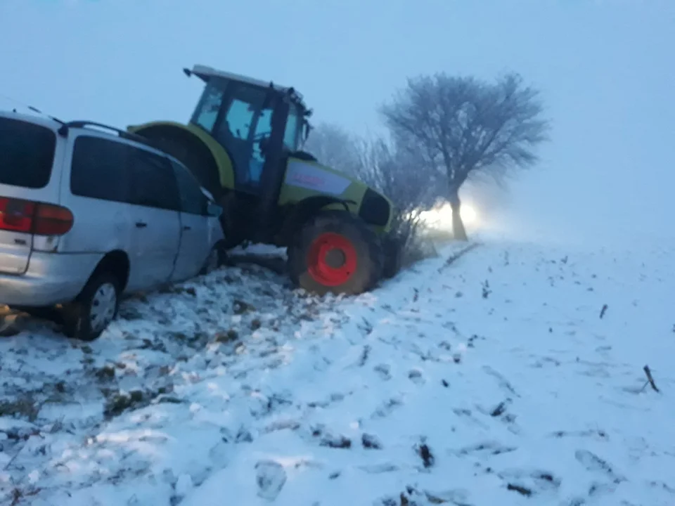 Gm. Koźmin Wlkp. Zderzenie ciągnika z samochodem osobowym [FOTO] - Zdjęcie główne